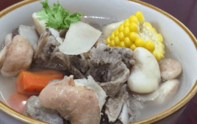 炖排骨汤,营养美味一步到位”